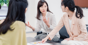 打ち合わせを行う社員