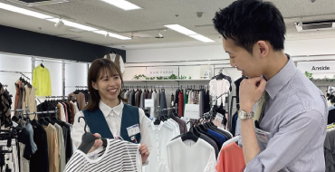 売場で会話する若手社員