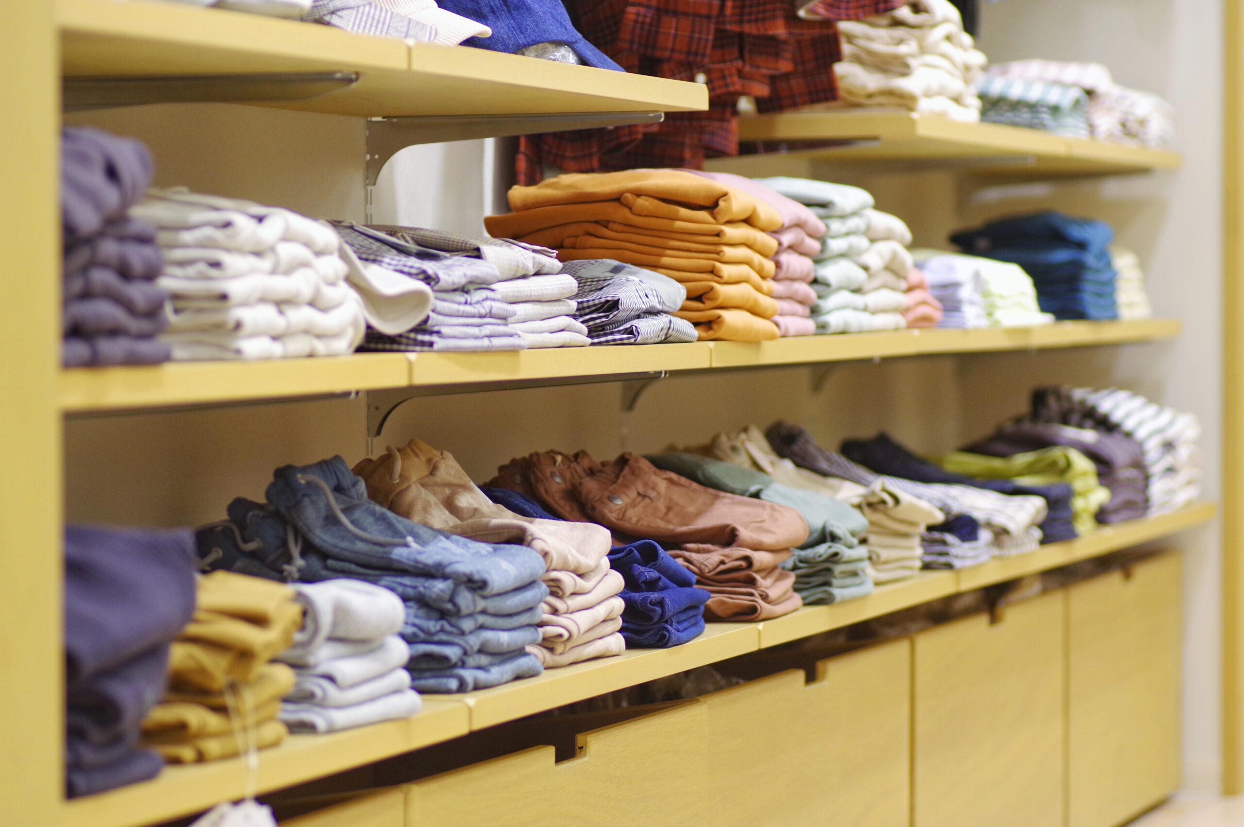 衣料品が並ぶ売場